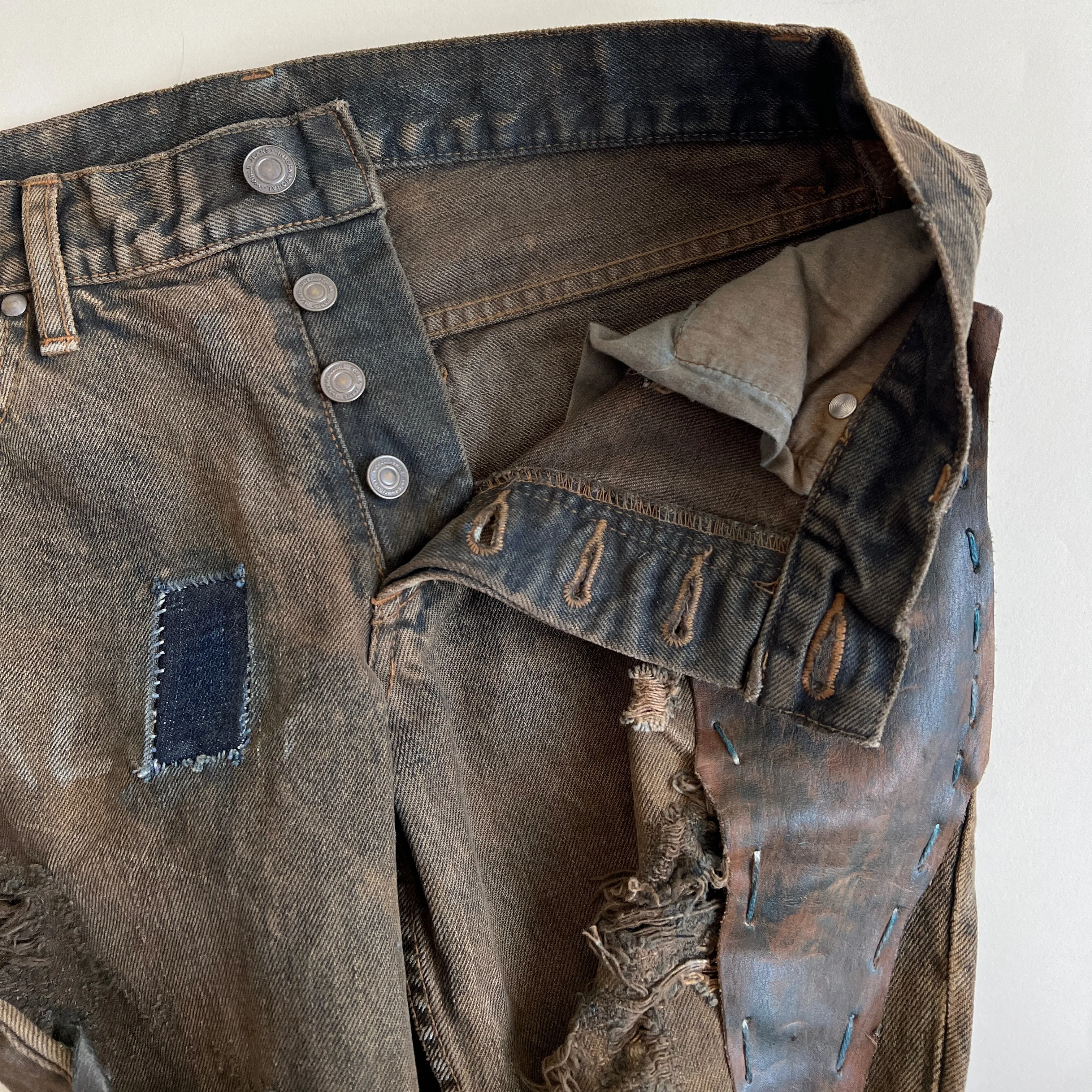Grunge leather patch   distressed jean (M)