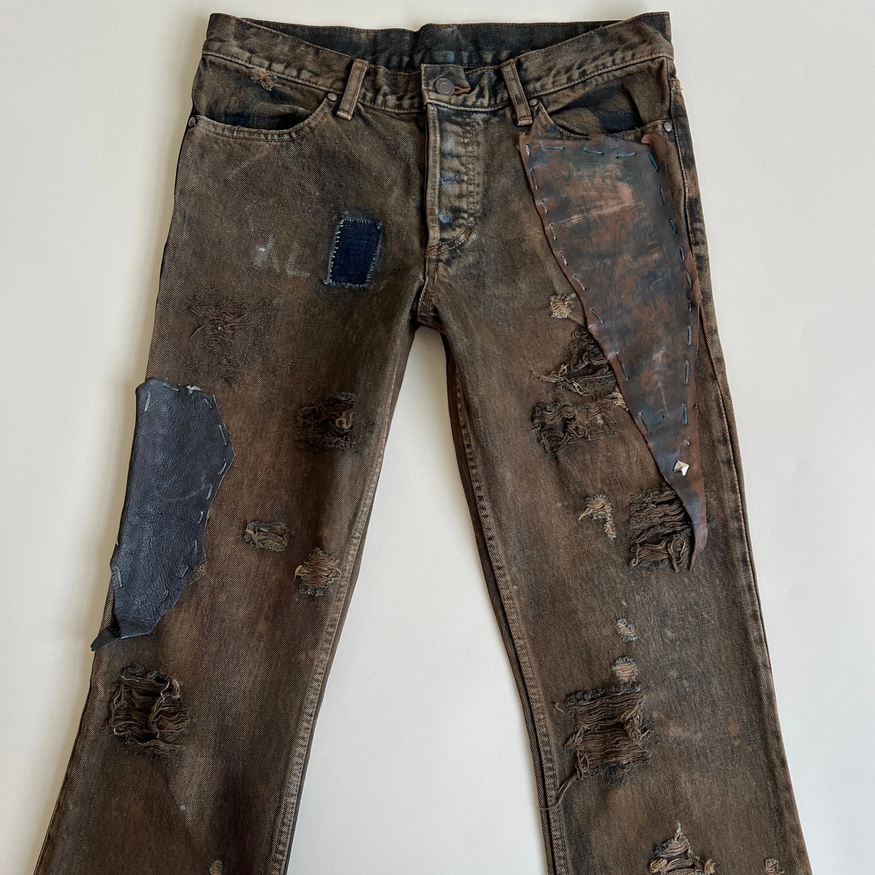 Grunge leather patch   distressed jean (M)